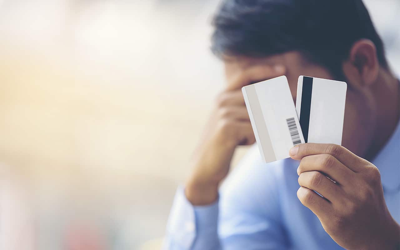 hombre-estafado-tarjetas-de-credito